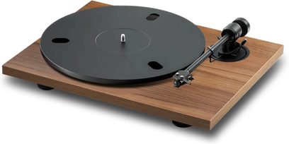 Pro-Ject E1.2 vinüülplaadimängija pähkliviimistluses, kolmveerandvaade puiduefektiga aluse, musta taldriku ja helikäpaga