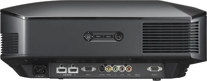 Sony VPL-HW10 sort videoprojektor, set forfra, med linse, ventilationsriste, knapper og tilslutninger på bagsiden