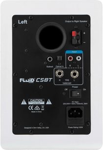 Forstærket Fluid Audio C5BT højttaler, sort, set forfra, med højttalerenheder, kontrolknapper, tilslutningsmuligheder og indikatorlys