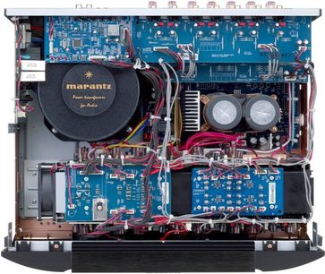 Amplificator de putere multicanal Marantz MM8077 negru, vedere interioară dezvăluind plăci de circuite imprimate albastre și componente electronice
