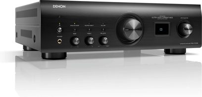 Hi-fi stereo zesilovač Denon PMA-1700NE černý, pohled zepředu, čelní panel v černé barvě se stříbrnými tlačítky a ovladači, LED displej