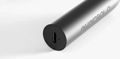 Microfone de calibração EverSolo EM-01 cilíndrico prateado com uma extremidade preta contendo uma porta USB-C e um pequeno orifício