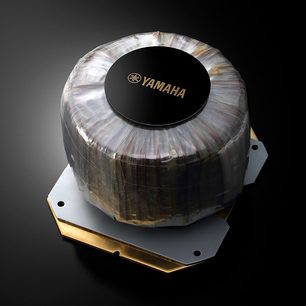 Yamaha R-N2000A svart stereo hi-fi-forsterker, nærbilde ovenfra, gjennomsiktig toppdeksel som viser interne komponenter