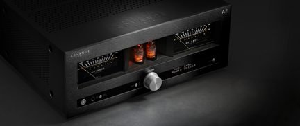 Sort Advance hi-fi-rørforstærker med to analoge VU-metre og sølvfarvet volumenkontrol set forfra