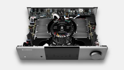 Fentről látható Cambridge erősítő elektronikus alkatrészeivel, hőtágítókkal és központi toroidális transzformátorral