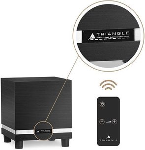 Triangle Thetis 340 sort askebøg subwoofer, frontvisning og fjernbetjening, på hvid baggrund, reklamefoto