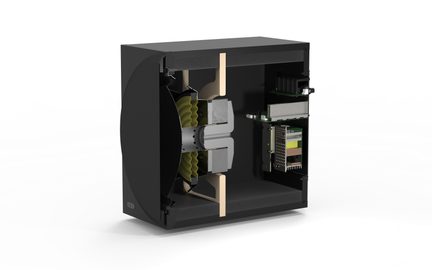 Dreiviertel-Ansicht eines mattschwarzen, rechteckigen Akustikgehäuses aus MDF, das einen internen Lautsprecher mit olivgrüner, gefalteter Membran und grauem Magnetsystem, zwei helle Holzverstrebungen sowie auf der rechten Seite gestapelte elektronische Platinen zeigt