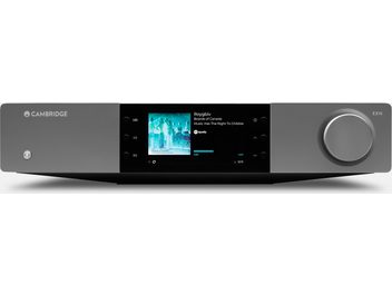 Omrežni avdio predvajalnik Cambridge Audio EXN100, pogled od spredaj, osrednji zaslon prikazuje glasbeni vmesnik, vrtljiv gumb na desni strani