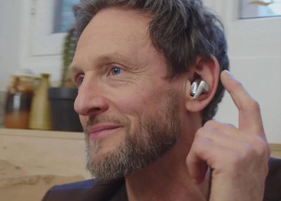 Écouteur intra-auriculaire sans-fil Hifiman Svanar Wireless argent métallisé, coque anguleuse en métal, porté dans l’oreille d’un homme en vue de trois-quarts
