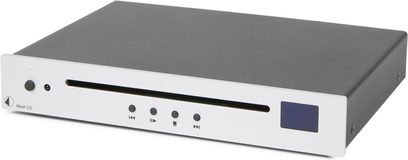 Pro-Ject MaiA CD-afspiller sølv, set forfra, rektangulært gråt kabinet med sølvfarvet front, blå knapper og display