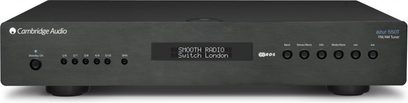 Cambridge Audio Azur 550T-tuner, set forfra, sort front med blå skærm, knapper og stik på forsiden