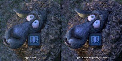 Černá chlupatá plyšová hračka představující fantastické zvíře s velkýma kulatýma modrýma očima, které drží modrou krabičku