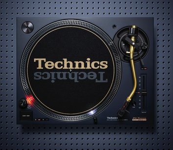 Technics SL-1200M7LEA blå pladespiller, set ovenfra, mat sort pladespillerplade, forgyldt tonarm, røde knapper og LED'er