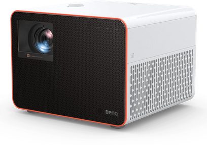 Проєктор Benq X3100i білий та помаранчевий, вид спереду та збоку, об'єктив зліва, чорна решітка справа