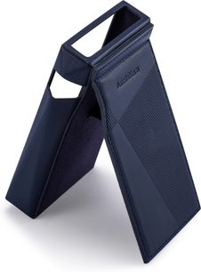 Etui Astell&Kern SP3000M w kolorze nocnego błękitu z klapką składną, widok pod kątem z teksturowanym wykończeniem i tłoczonym logo