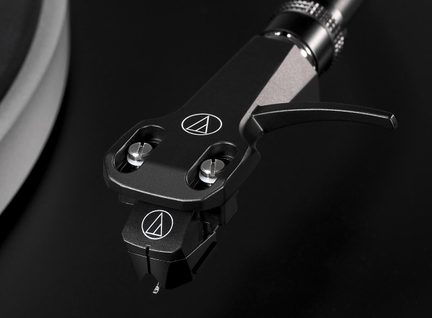 Platincelleholder i mat sort metal med håndtag, to skruer og nålecelle, skråt opstillet i tæt påbillede