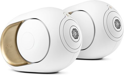 Trei boxe conectate Devialet Phantom I 108 DB albe și aurii, cu un design ovoid elegant