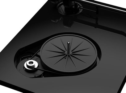 Pro-Ject X1 pladespiller i piano sort, tæt ovenfra-billede af tallerkenen og tonearmen, lakeret sort finish
