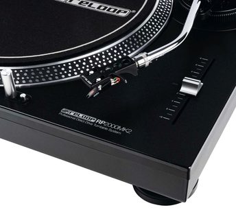 Reloop RP2000 MK2 melna vinila plates, tuvplāns uz nolasīšanas sviru ar skaņu uztvērēju un pretsvaru, regulējams nolaidums