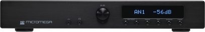 Sort frontpanel på Micromega IA60 stereo hi-fi-forstærker, drejeknopper, blå LED-display, delvist forfra-udsigt