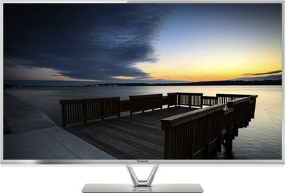 Panasonic TX-L47FT60E fladskærms-TV, set forfra, på en træbro ved en sø ved solnedgang