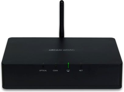 Sort Arcam airDAC audio DAC-konverter, set forfra, med optisk, koaksial, netværk og Wi-Fi-antennetilslutninger