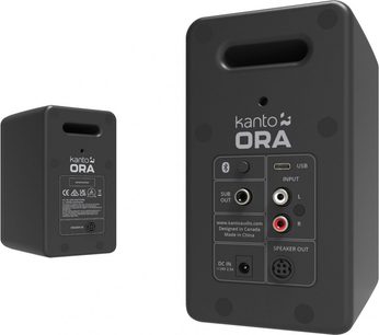 Sæt Kanto ORA trådløse højttalere i mat sort, rektangulære kabinetter i plast med afrundede kanter, aflangt port øverst og bagpanel med RCA-, USB-, sub out- og speaker out-tilslutninger, set bagfra i trekvart vinkel