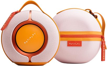 Портативна Bluetooth-колонка DEVIALET MANIA рожева, вигляд спереду і ззаду, рожева сферична форма з помаранчевою ручкою