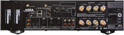 Achterkant van de geïntegreerde stereo NAD M33v2 hi-fi versterker in zwart metaal, rechthoekig chassis met vergulde luidsprekerterminals, XLR- en RCA-aansluitingen, Ethernet-, HDMI-, USB-poorten en stroomaansluiting.