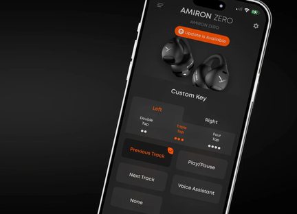 Smartphoneskærm i glas og sølvmetal, skrå vinkel, mørk høretelefon-indstillingsapp med orange banner