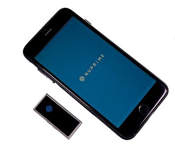 Convertor audio portabil Nuprime Hi mDAC negru, ecran albastru, vedere frontală și spate pe fundal alb