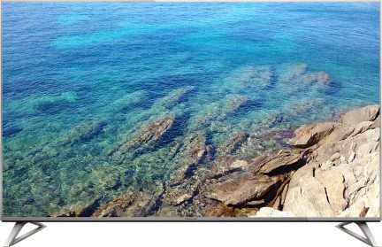Ecrã plano exibindo uma vista aérea de uma costa rochosa e de um mar turquesa translúcido