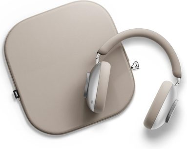 Loewe Leo Midnight Beige -hifi-kuulokkeet vaaleanbeigeinä, yhteensopivalla kotelolla, pehmustetulla sangalla ja hopeanvärisillä soikeilla kuulokekupeilla