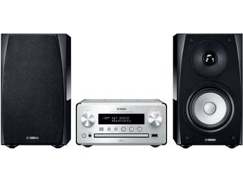Yamaha MCR-N560 mažoji Hi-Fi sistema, sudaryta iš stiprintuvo su LCD ekranu, mygtukais ir rankenėle, ir dviejų juodų garsiakalbių, rodoma iš priekio