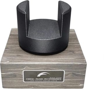 Černý dvousloupkový stojan na kabely Franc Audio Accessories Cables Stand, zobrazený zepředu na podstavci s efektem dřeva