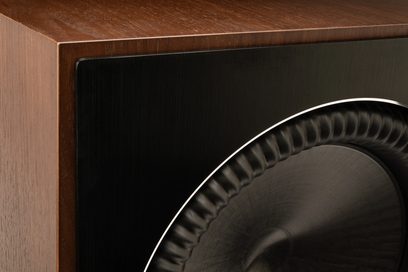 Subwoofer Paradigm XR 11 in noce visto frontalmente, altoparlante nero, griglia nera