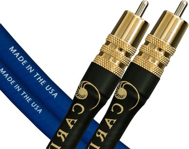 İki adet siyah kablo üzerinde altın kaplamalı Cardas Clear Beyond RCA konnektör, "Made in the USA" yazılı mavi broşür ile birlikte