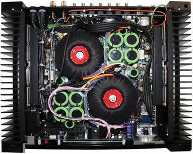 Rega Osiris zwarte stereo hi-fi versterker, interne weergave van elektronische componenten met buizen, lampen, koelribben, ventilator en printplaten