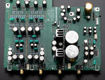 Scheda elettronica interna del Marantz SACD 30n nero, vista dall’alto con condensatori cilindrici e connettori RCA dorati
