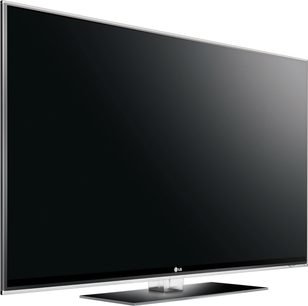 Televisor LG 47LX9500 de pantalla plana negra, vista frontal, colocado sobre un soporte, con control remoto colocado delante