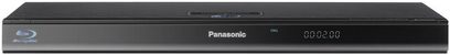 Panasonic DMP-BDT310EF sort 4K Blu-ray-afspiller, blank front, mat top, placeret på reflekterende overflade