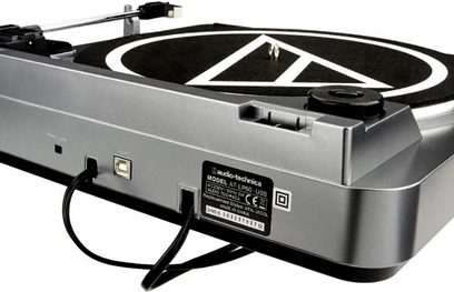 Platine vinyles Audio Technica AT-LP60-USB noire et argentée, vue de dessus en plongée à 45 degrés, couvercle fermé