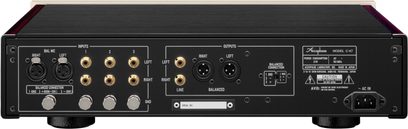 Accuphase C-47 phono forforstærker, bagsidevisning, XLR- og RCA-stik, lydindgange og -udgange, strømforsyningsstik