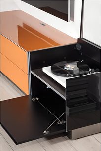 Sonorous ER01F sort audio-/videomøbel med åben skuffe, drejelig hylde og opbevaringsrum, tæt forfra