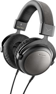 Åben hi-fi hovedtelefon Beyerdynamic T1, set fra trekvart vinkel, grå velourpuder, polstret hovedbøjle, flettede kabler