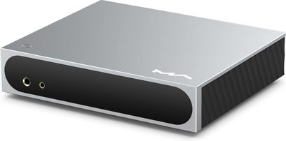 Matrix Audio Mini‑i Pro 4 netværksafspiller i sølvfarvet aluminium, set fra højre forfra i trekvart vinkel, sort blank front med afrundede hjørner, to gyldne hovedtelefonudgange og højre side med sorte ventilationsribber