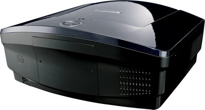 Mitsubishi HC9000DA + sort 3D-pakke, trekvartersperspektiv forfra, top set, sort farve