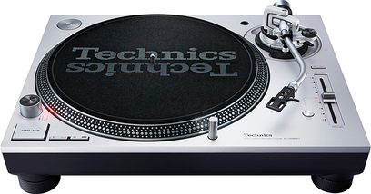 Stříbrný gramofon Technics SL-1200MK7EG, pohled shora, matně černý talíř, raménko, tlačítka a posuvníky