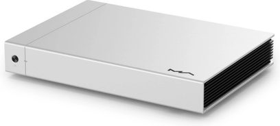 Matrix Audio Element P2 sølvfarget effektforsterker i aluminium, trekvart forfra, flat rektangulær kabinett med MA-logo på toppen, unik sort av/på-knapp på venstre front og svart ribbet kjøleribbe på høyre side