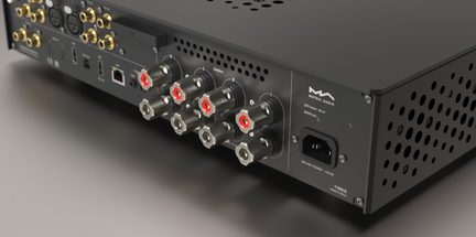 Vedere oblică din spate a unei carcase audio negre mate din metal, cu logo-ul Matrix Audio, echipată cu opt borne de difuzoare negre cu capete roșii și aurii, multiple conectori audio placați cu aur, un port USB, un port de rețea RJ45, un conector de alimentare IEC și fante laterale mari de ventilație